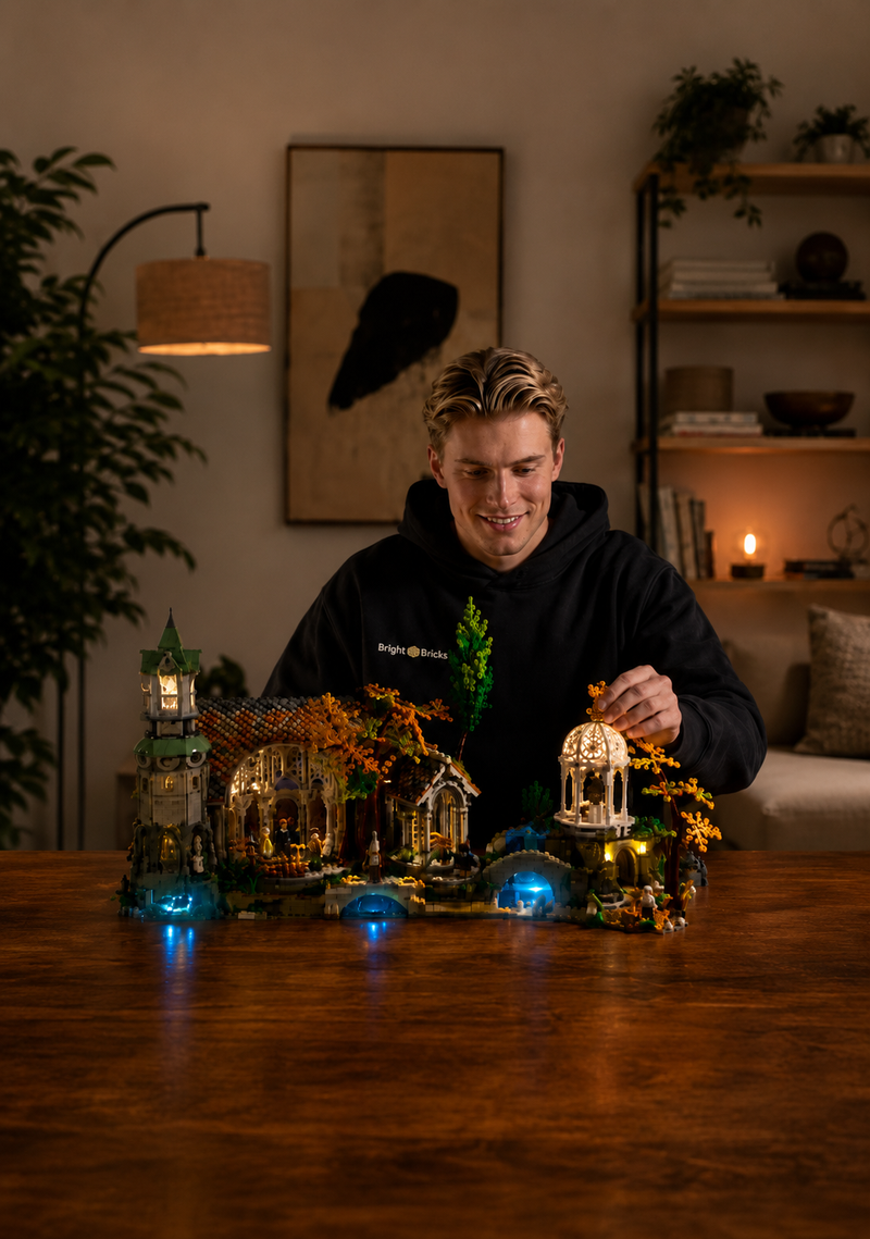 Ein Baumeister, der den beleuchteten Pavillon eines LEGO Bruchtal 10316 LED-Licht-Kits einstellt