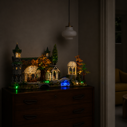 LEGO® Der Herr der Ringe: Bruchtal 10316 mit einem Bright My Bricks LED-Lichtset auf einer Kommode im dunklen Zimmer