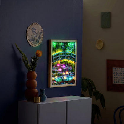LEGO® Art Claude Monet 31220 mit LED-Hintergrundbeleuchtung vor einer blauen Wand