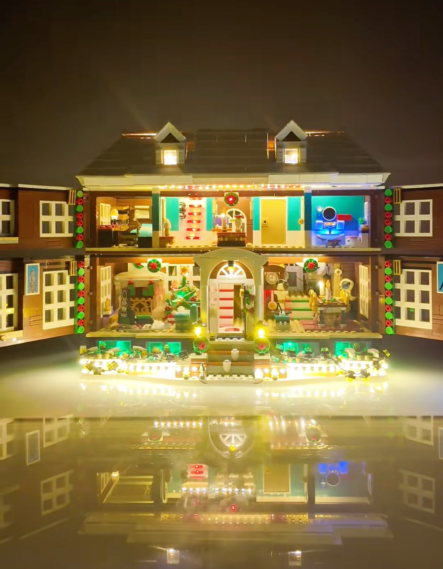 Le spectaculaire ensemble LEGO Ideas Maman j'ai raté l'avion (21330) de 3955 pièces, doté d'un système d'éclairage LED personnalisé. La maison emblématique de la famille McCallister, née du célèbre film de Noël, illumine chaleureusement ses pièces intérieures détaillées, mettant en valeur les pièges de Kevin et les scènes mémorables du film. La chaudière du sous-sol est équipée de la brique lumineuse LEGO d'origine, tandis qu'un éclairage personnalisé illumine le sapin de Noël du salon, la salle à manger et les étages supérieurs. Ce plus grand ensemble LEGO Ideas comprend 5 figurines (Kevin, Kate, Harry, Marv et le vieux Marley) ainsi que la camionnette des voleurs, dont les murs et le toit s'ouvrent pour un accès facile et recréer des moments hilarants du film.
