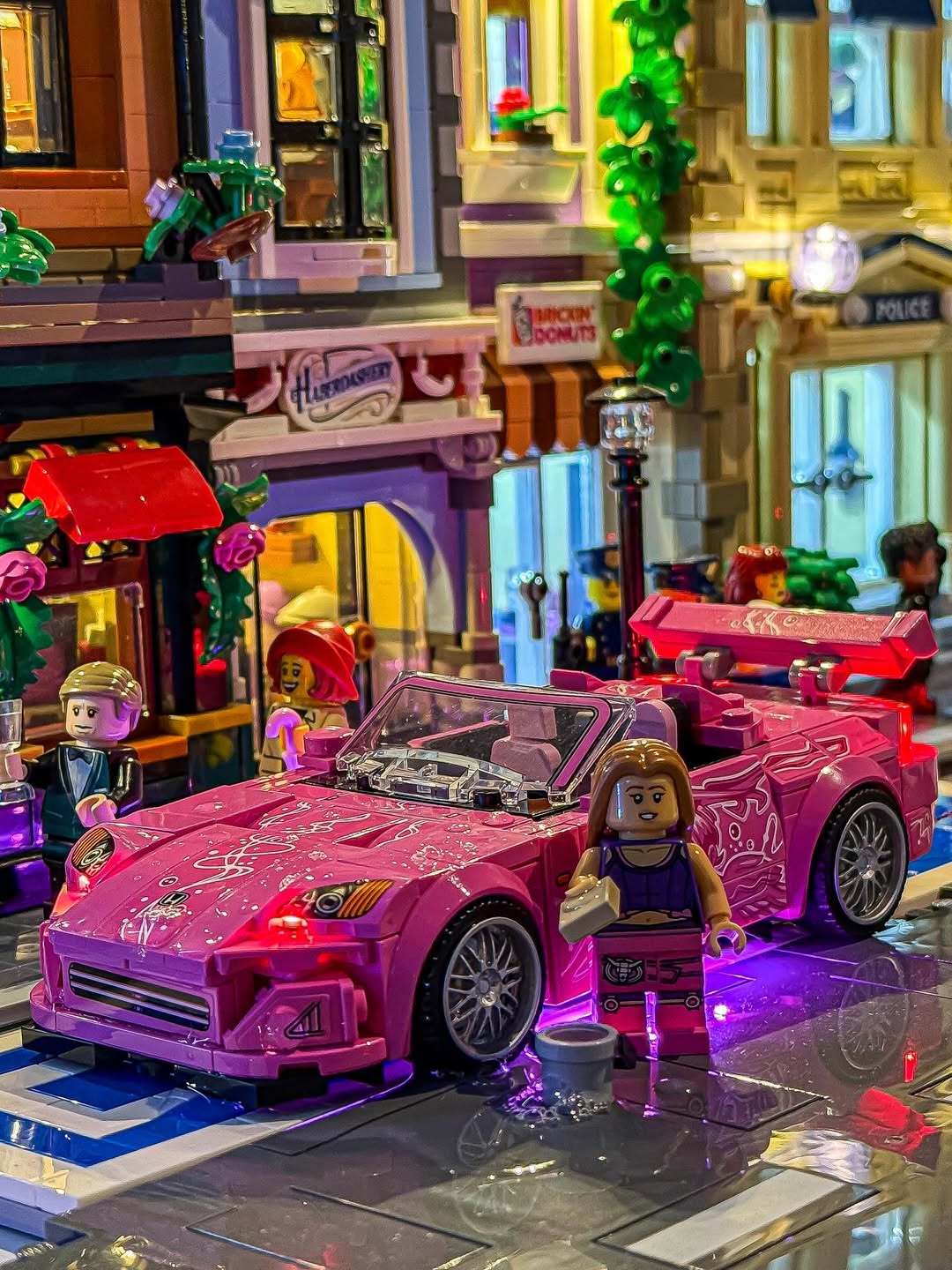 La rue vous appelle. L'emblématique Honda S2000 LEGO® Speed Champions 2 Fast 2 Furious (77241) est prête à passer à l'action, sa finition rose vif reflétant l'éclat d'une ville qui ne dort jamais. Cette scène est entièrement animée par Bright My Bricks. Bien que la Honda S2000 soit dotée de son propre kit d'éclairage exceptionnel, l'atmosphère urbaine époustouflante est créée par les lumières de chacun des bâtiments modulaires environnants.
