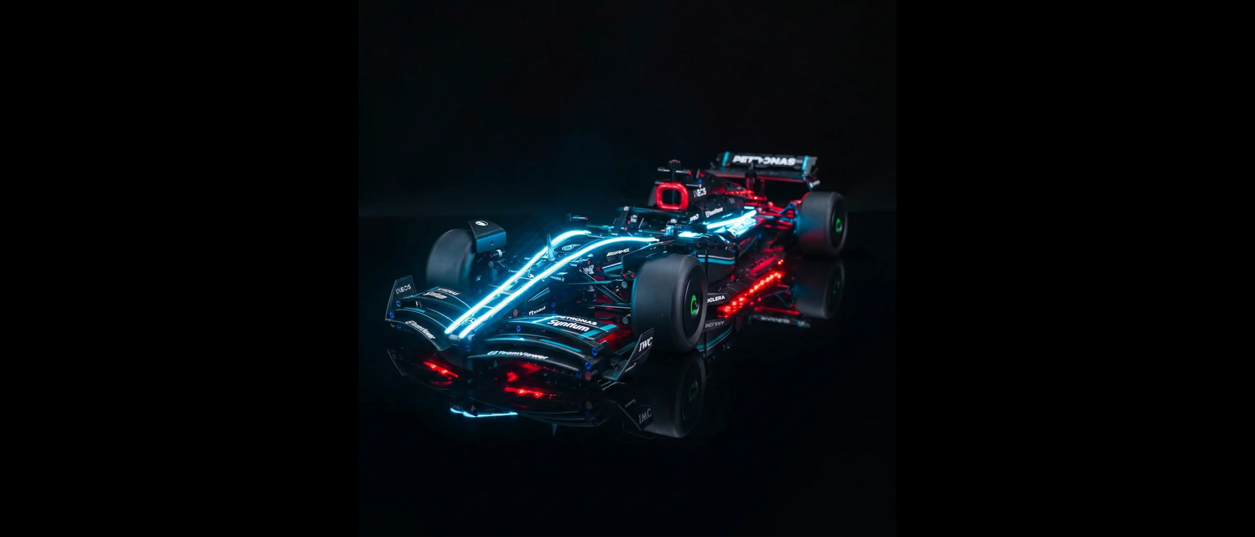Kit LED pour LEGO® Mercedes-AMG F1 W14 E Performance #42171 — lit with the LED light kit