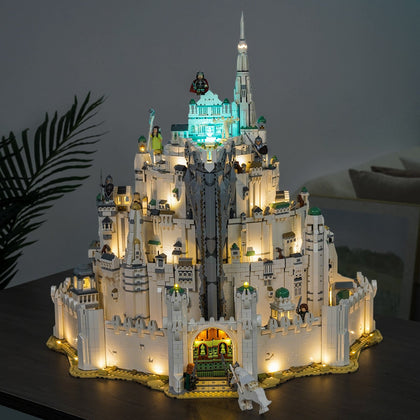 LEGO Der Herr der Ringe Minas Tirith 11377, beleuchtet mit einem LED-Lichtkit, auf einem dunklen Tisch