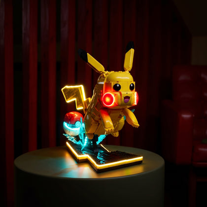 LEGO® Pokémon Pikachu und Pokéball 72152 mit Bright My Bricks LED-Lichtset auf einem runden Tisch