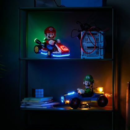 LEGO Super Mario Mario Kart 72037 und Luigi Mach 8 72050 mit LED-Bausätzen auf einem Regal beleuchtet
