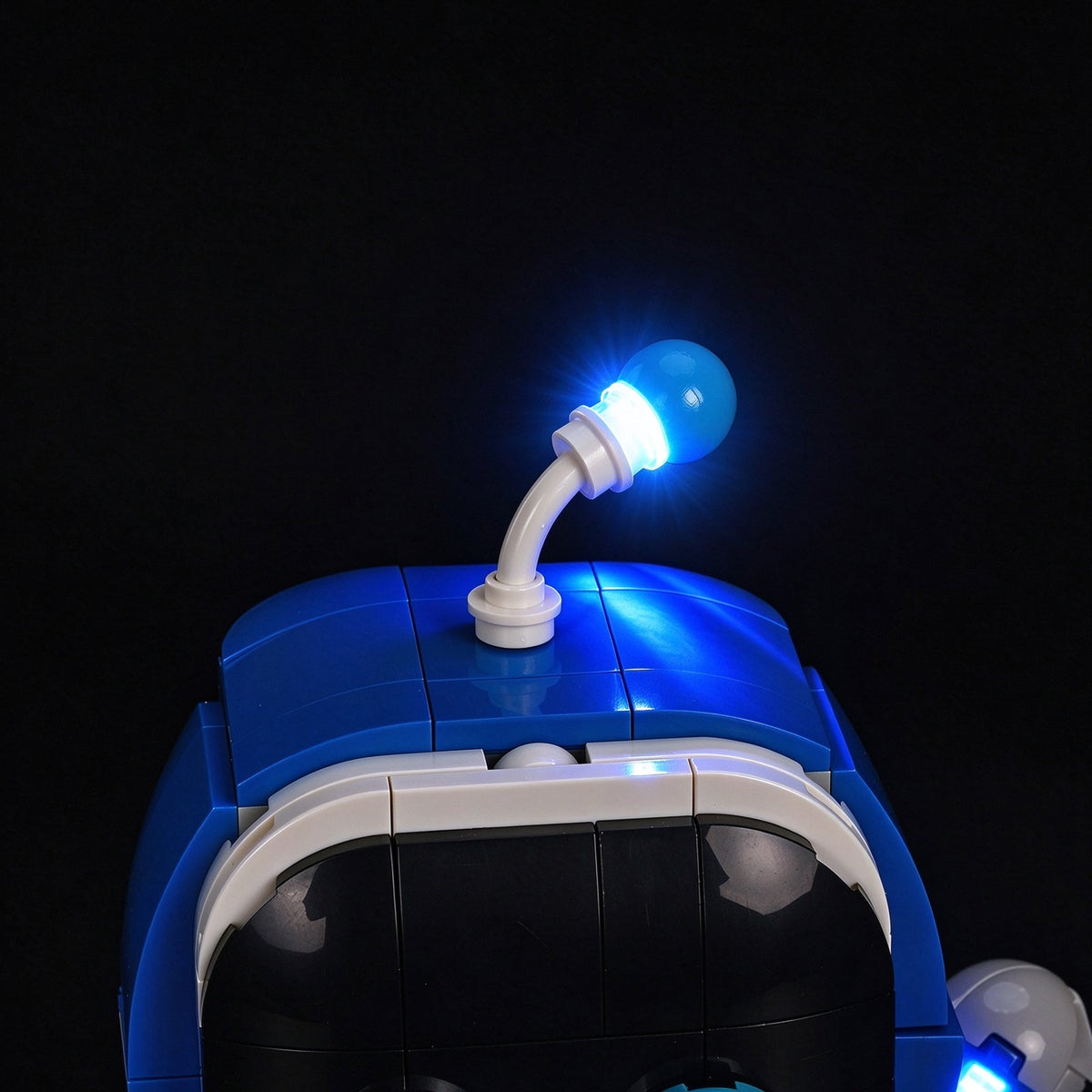 LEGO® Astro Bot™ #40899 — close-up of the illuminated blue antenna and visor