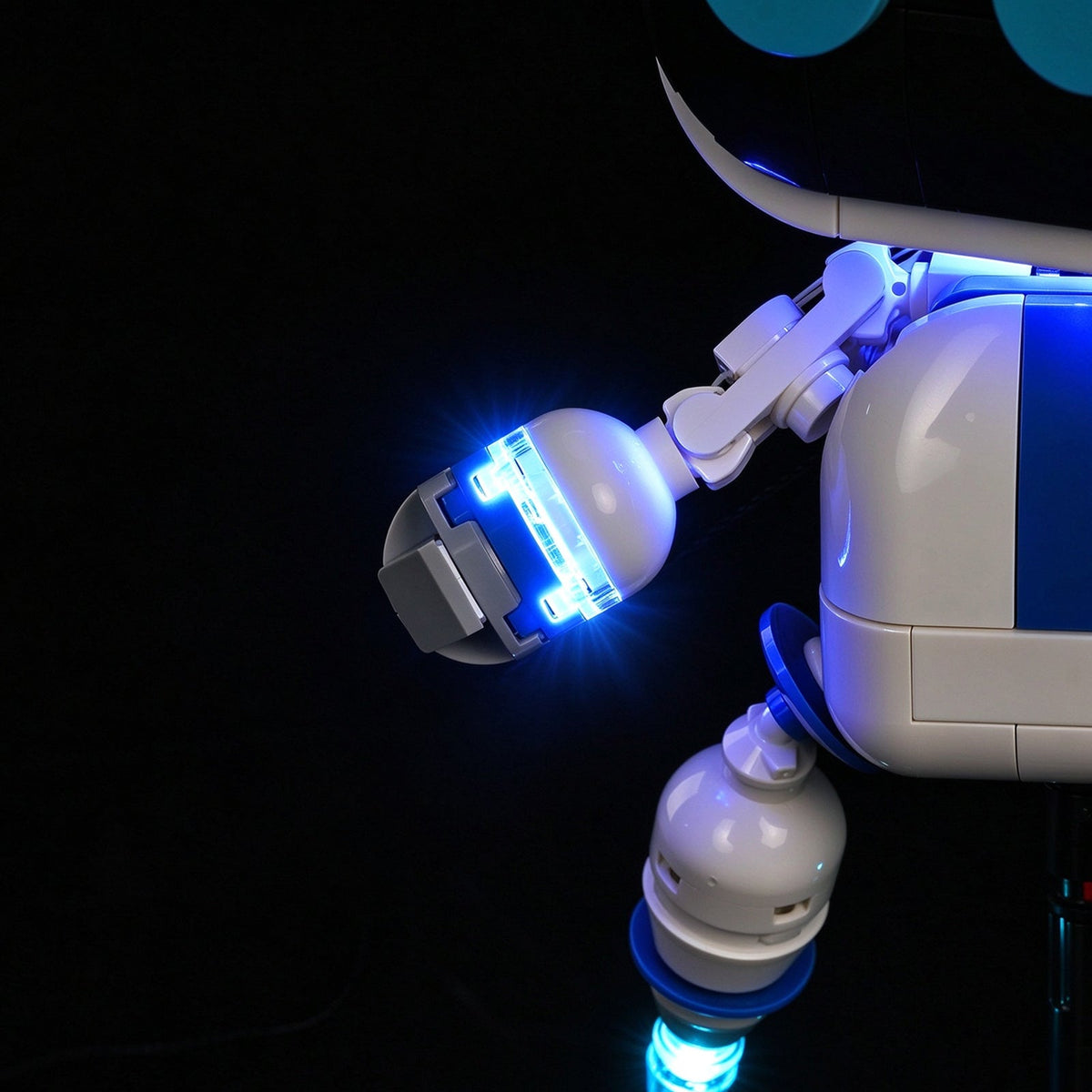 LEGO® Astro Bot™ #40899 — close-up of the blue wrist ring beside the body