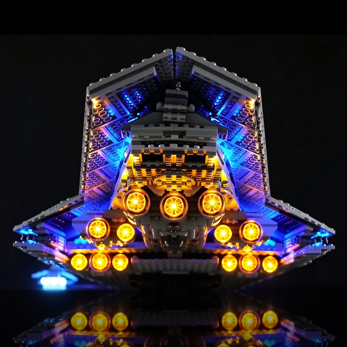 Rückansicht des LEGO Executor 10221 mit dreizehn orangefarbenen Triebwerkslichtern und blauen Struktur-LEDs