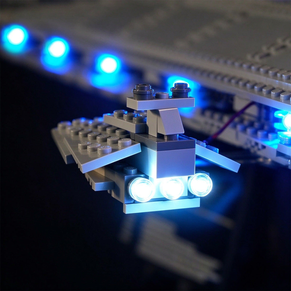 Nahaufnahme des Begleit-Sternzerstörers neben LEGO Executor 10221 mit weißen und blauen LEDs