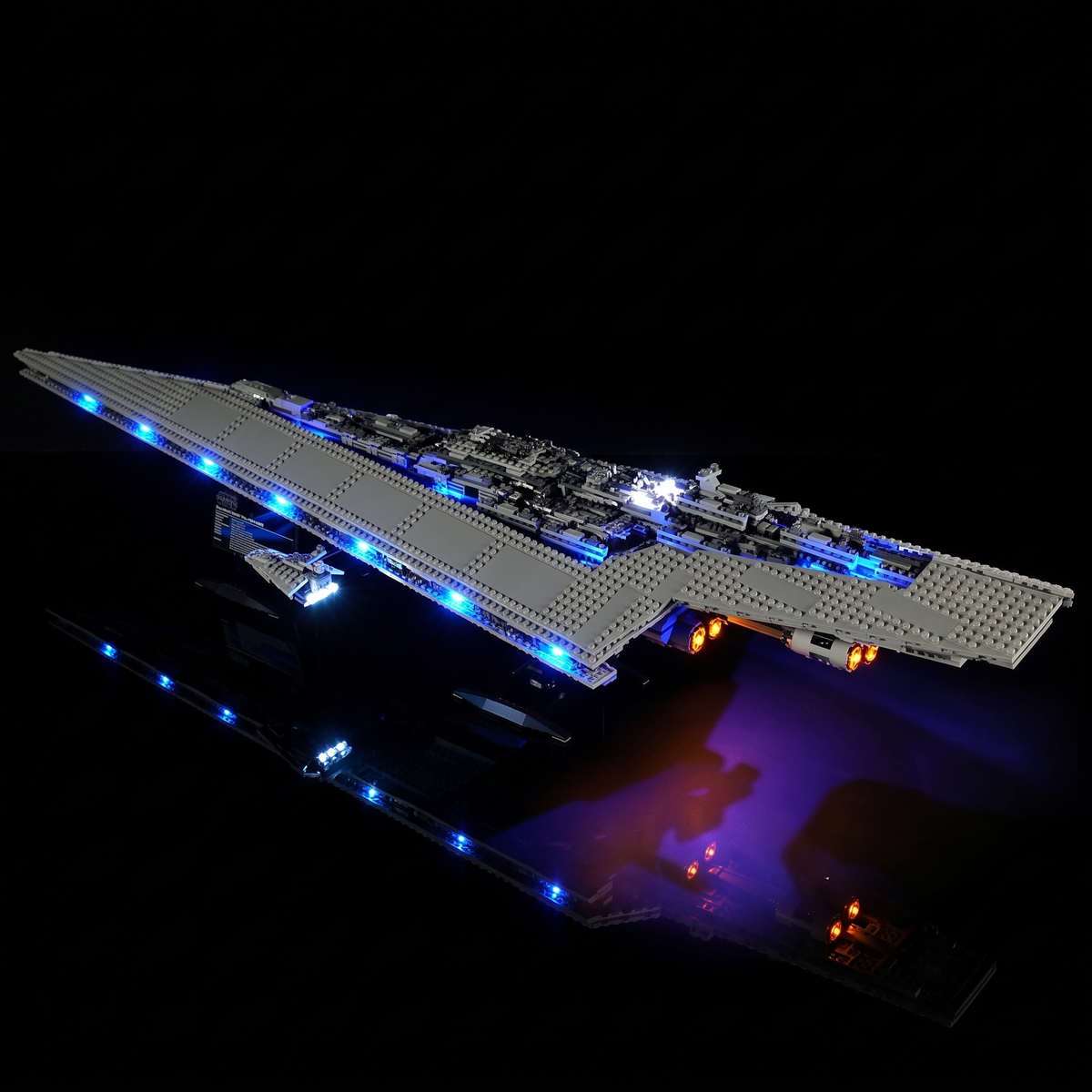 LEGO Executor 10221 mit blauer Rumpfbeleuchtung und orange leuchtenden Triebwerken
