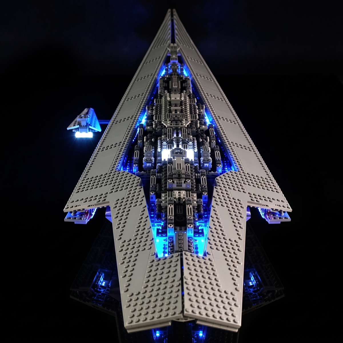 Draufsicht auf LEGO Executor 10221 mit blauer Graben- und Brückenbeleuchtung
