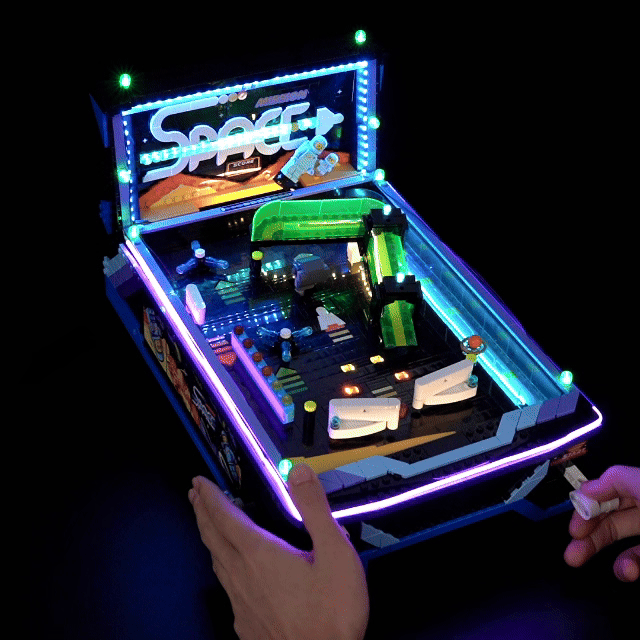 Lancement de la bille sur le Flipper d’arcade LEGO 11374, avec kit LED interactif et changements de couleur