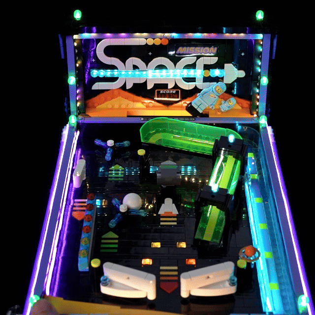 Vue de face du Flipper d’arcade LEGO 11374 en action, avec le kit LED interactif éclairant le plateau