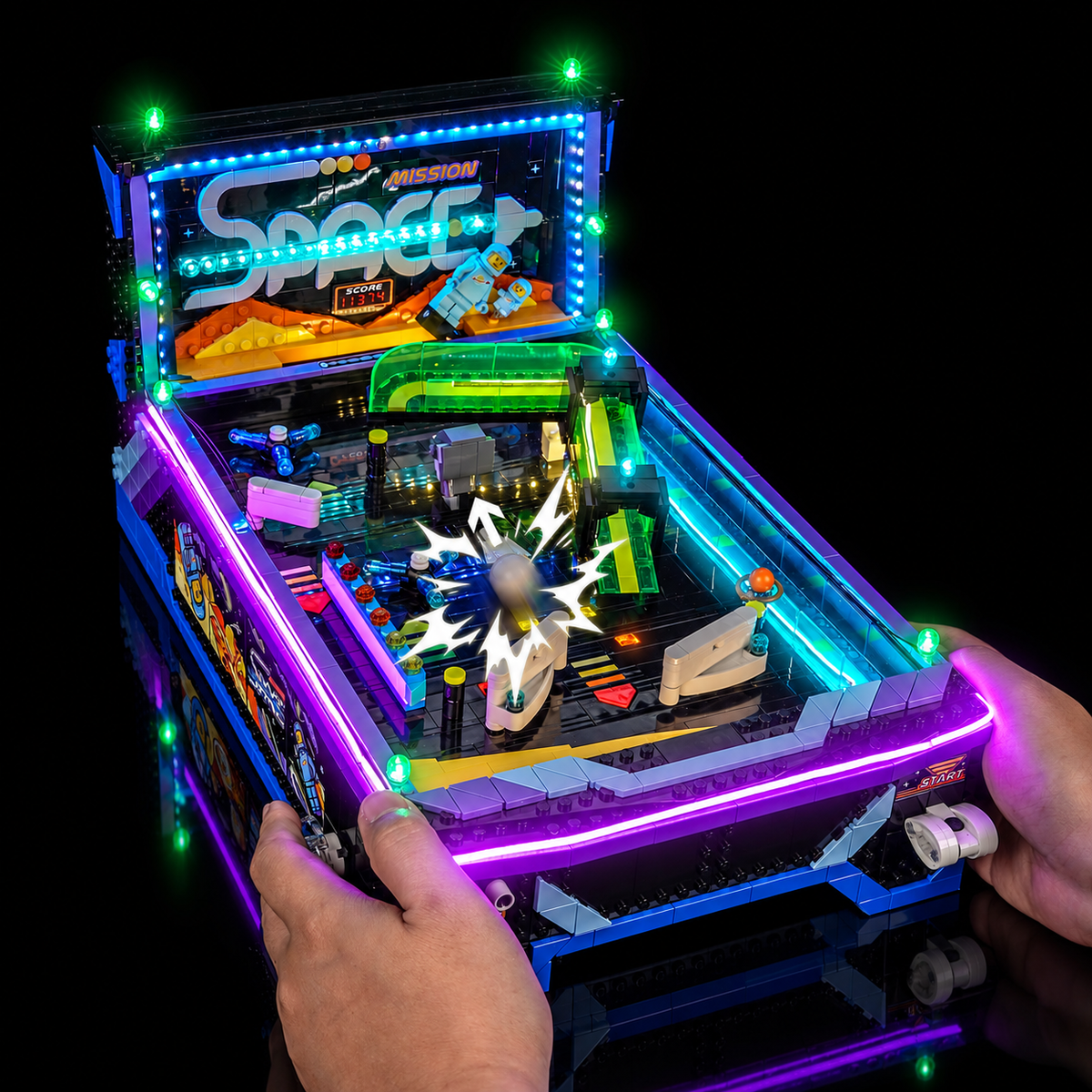Flipper d’arcade LEGO 11374 équipé du kit LED interactif, avec plateau de jeu éclairé en plusieurs couleurs