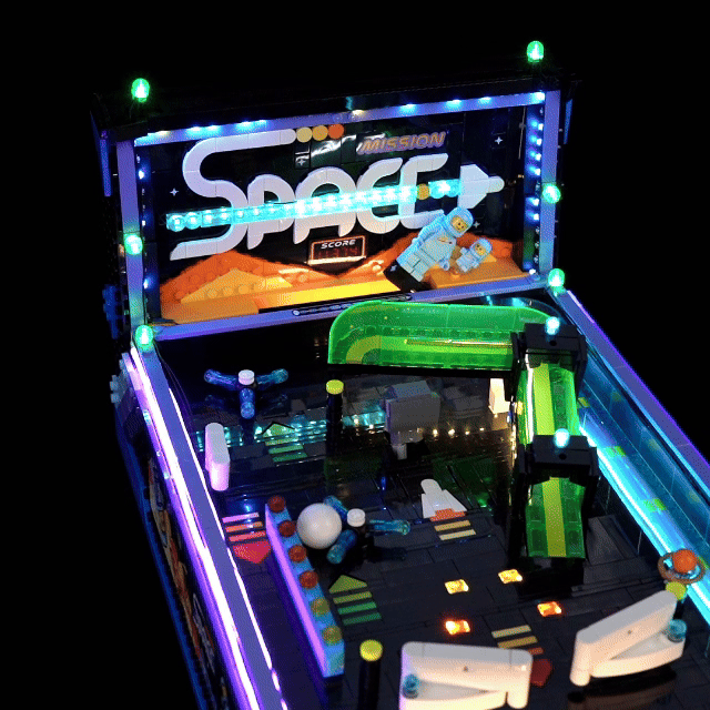 Gros plan sur la bille et les bumpers rotatifs du Flipper d’arcade LEGO 11374 avec éclairage LED interactif