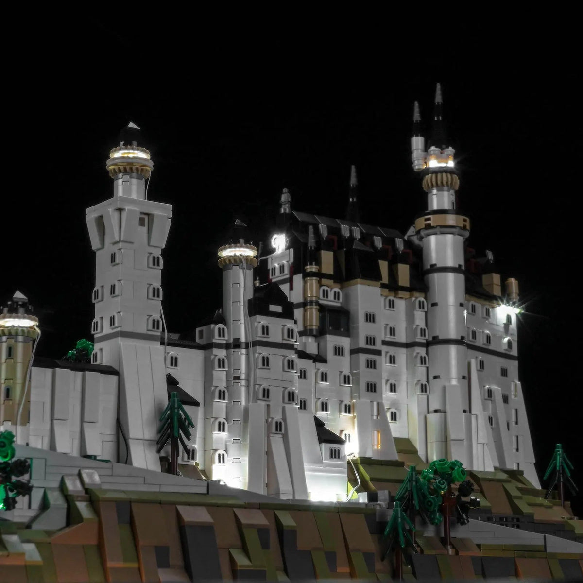 Bright My Bricks DIY LED light kit for LEGO® Architecture Neuschwanstein Castle #21063 — before-and-after lighting