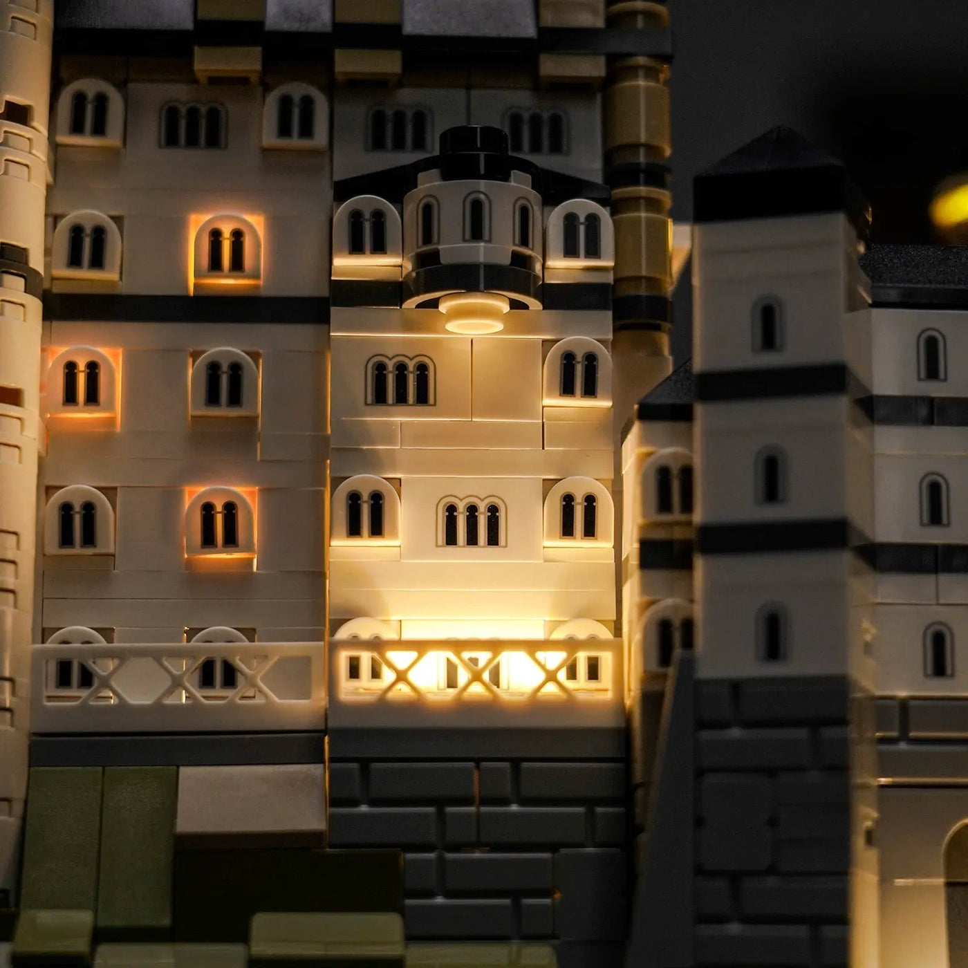 Bright My Bricks DIY LED light kit for LEGO® Architecture Neuschwanstein Castle #21063 — before-and-after lighting