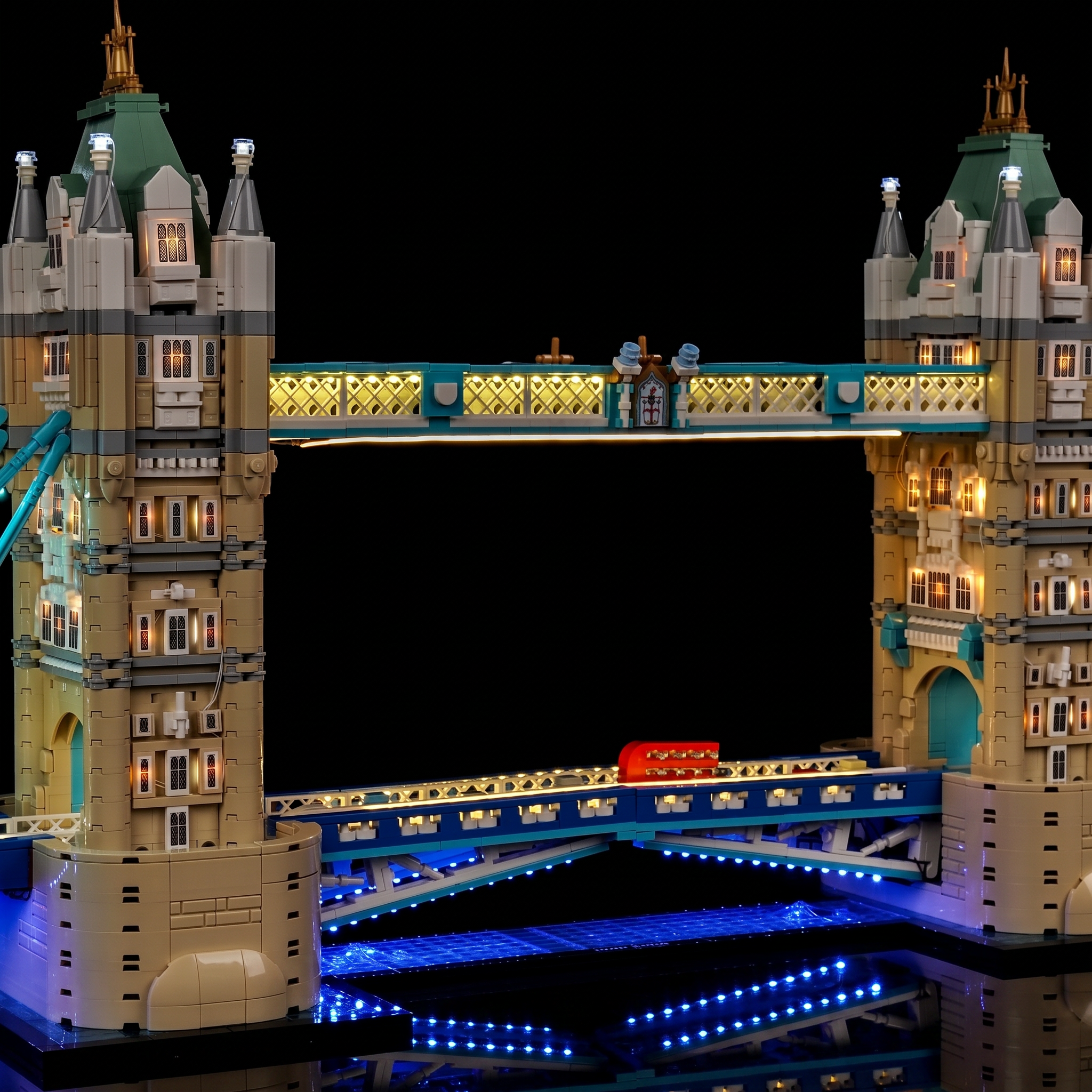 LEGO® Architecture Tower Bridge #21067 lighting effect on the build, with the premium LED light kit