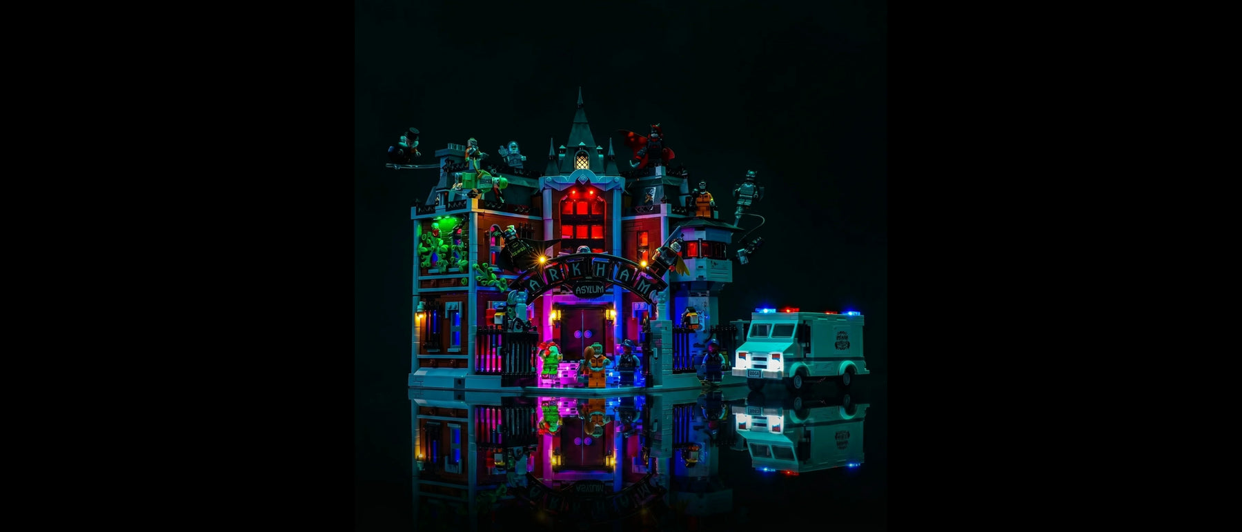 LED-Beleuchtungsset für LEGO® Arkham Asylum™ #76300 — lit with the LED light kit
