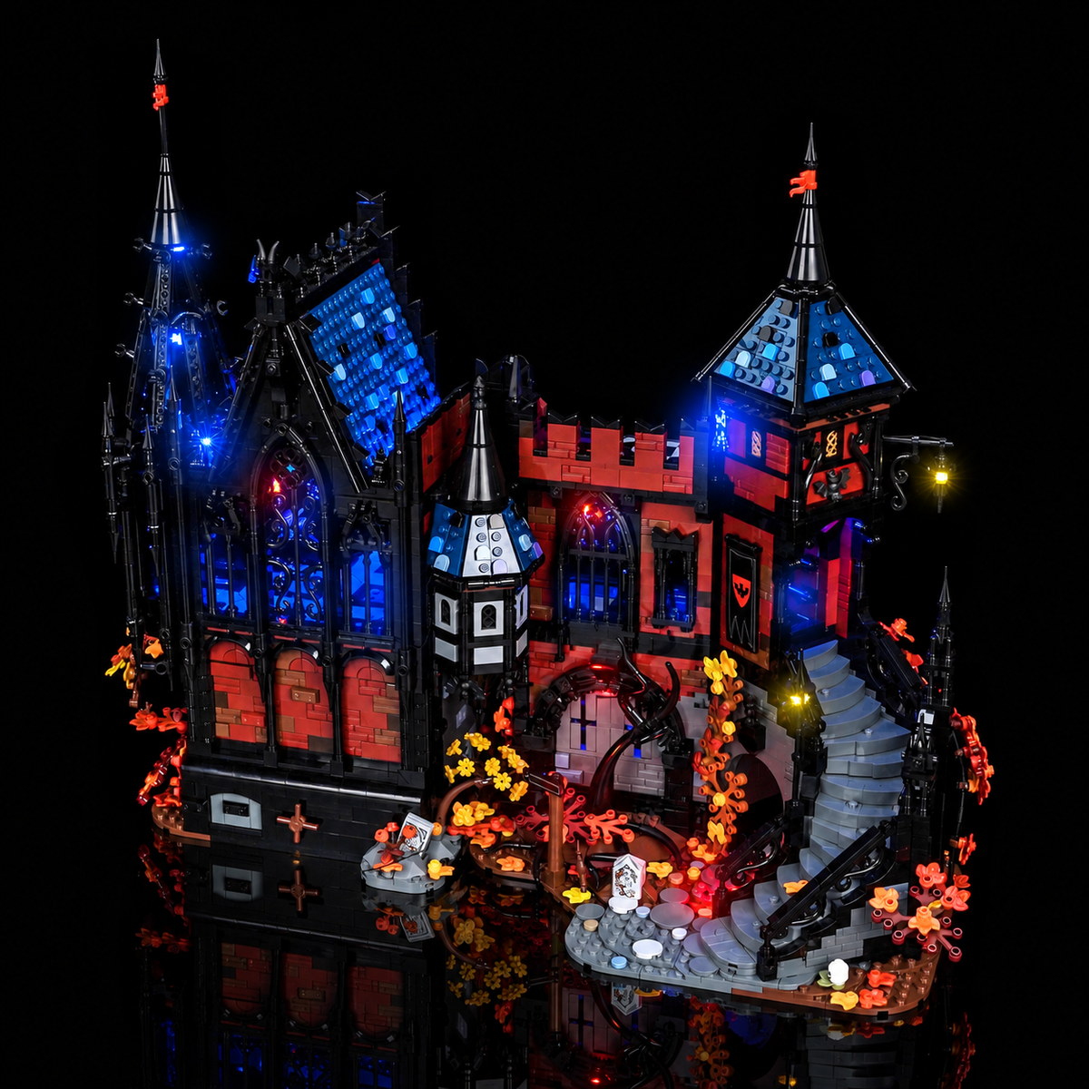 LED-Kit für LEGO BrickLink Adventure in Transylvania 910049, Schrägansicht der beleuchteten gotischen Fassade, des Eingangs und herbstlichen Laubs