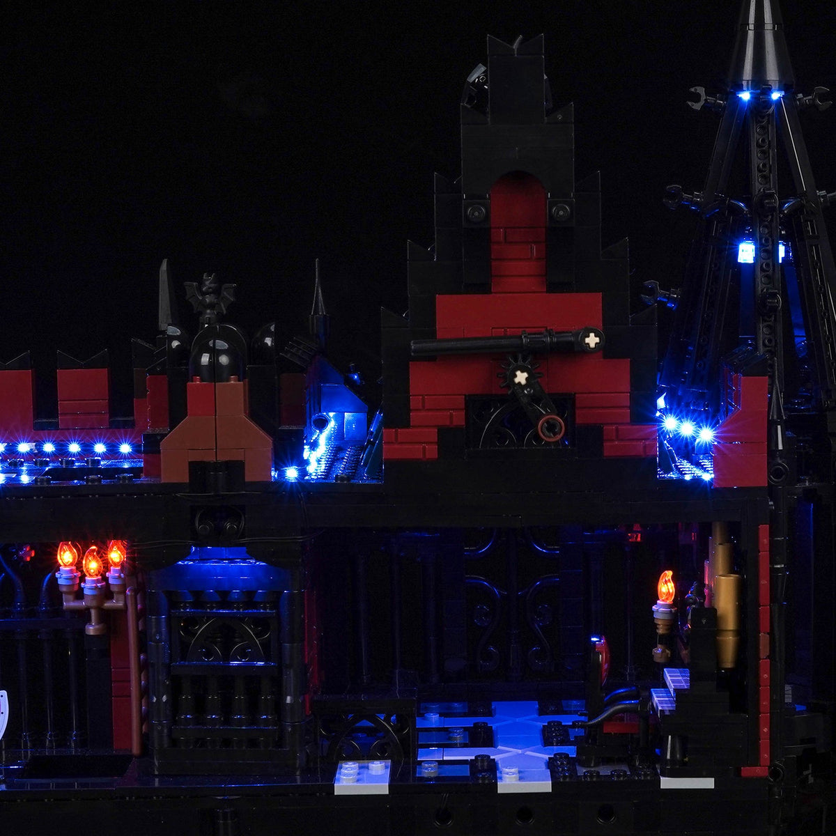 LED-Kit für LEGO BrickLink Adventure in Transylvania 910049, Detail der blauen rückseitigen Räume, Ziegelgiebel und einer leuchtenden Wandfackel