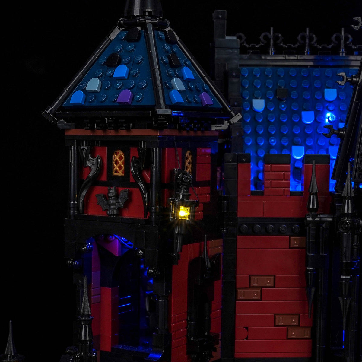 LED-Kit für LEGO BrickLink Adventure in Transylvania 910049, Nahaufnahme des blau beleuchteten Turmdachs und einer warmen Hängelaterne