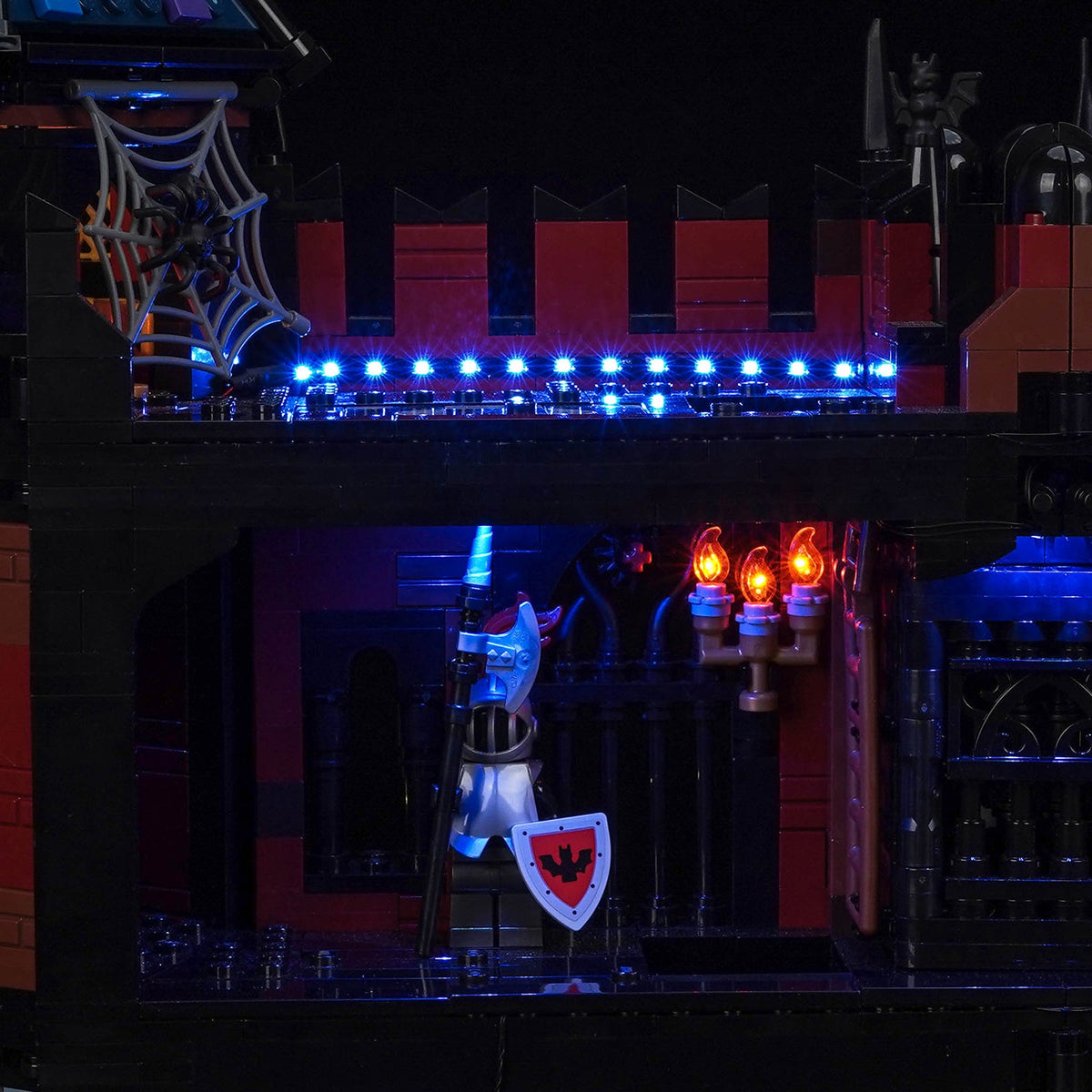 LED-Kit für LEGO BrickLink Adventure in Transylvania 910049, blaue Lichter am oberen Gang über einer Rüstung und leuchtenden Kerzen