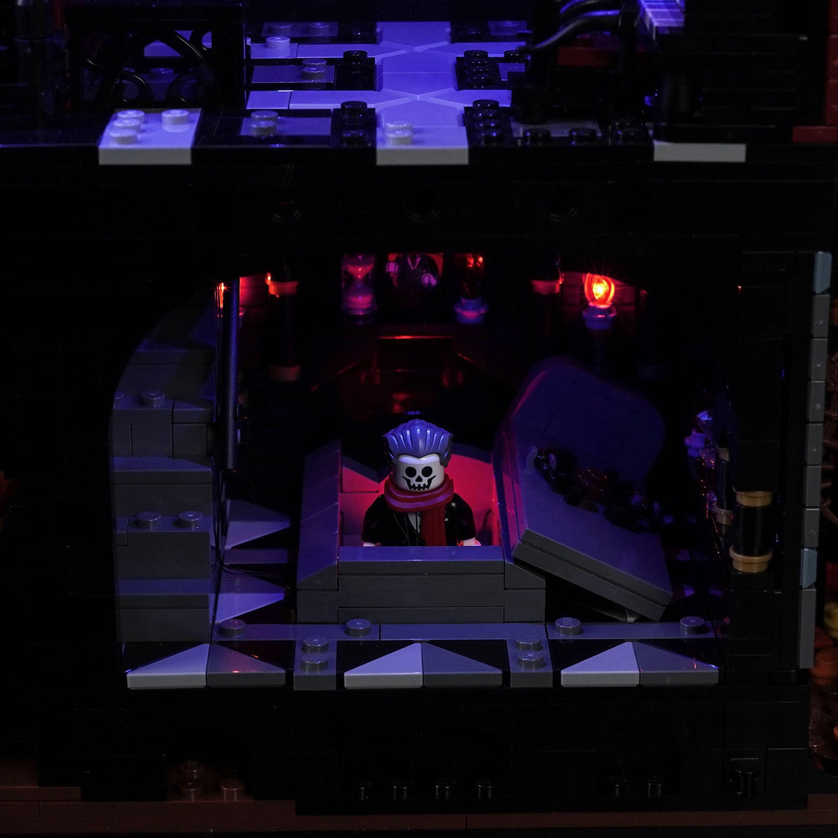 LED-Kit für LEGO BrickLink Adventure in Transylvania 910049, Nahaufnahme des violett und rot beleuchteten Vampirzimmers