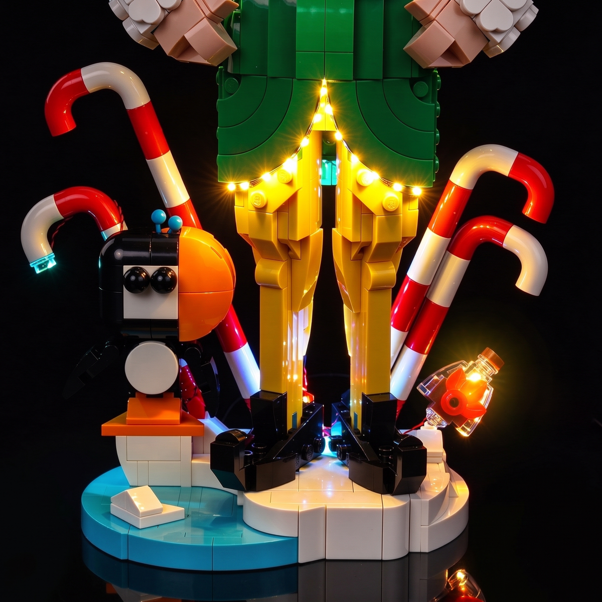 Lower lighting details on the outfit and base of LEGO® Buddy the Elf #40865