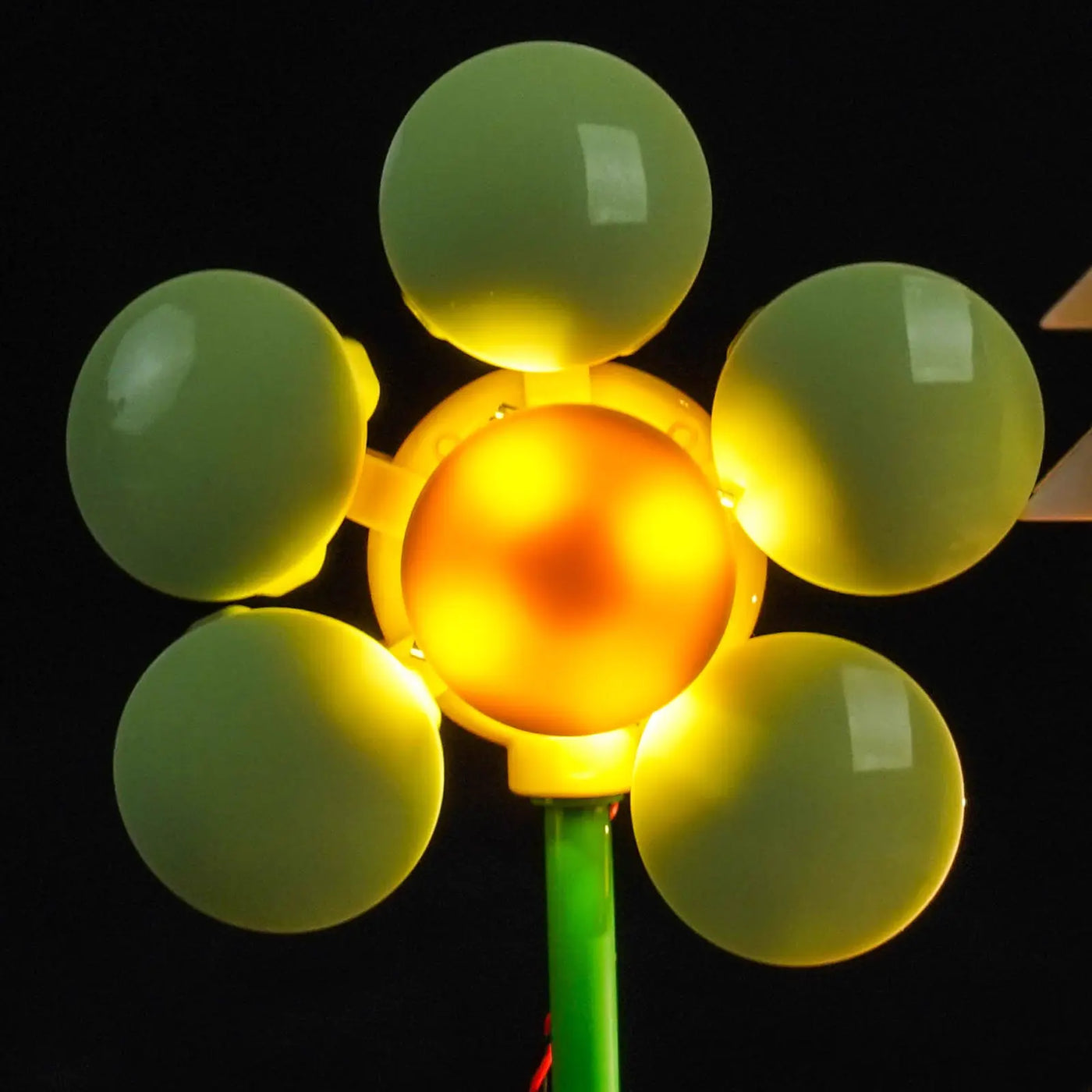 LEGO® Bugs Bunny #40920 — warm LED glow detail (RGB LED light kit)