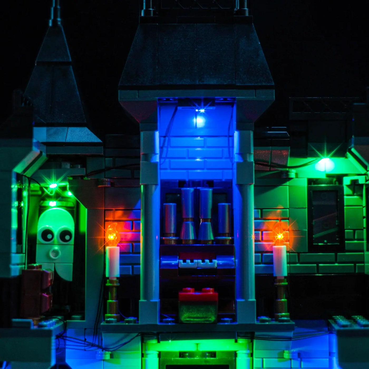 LEGO® Creator 3-in-1 Haunted Mansion #31167 — lighting effect on the build (RGB LED light kit)