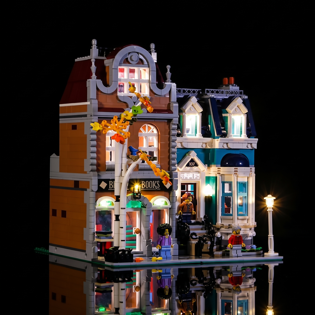 Frontansicht der LEGO Buchhandlung 10270 mit warmem Licht in Laden, Stadthaus und Straßenlaterne