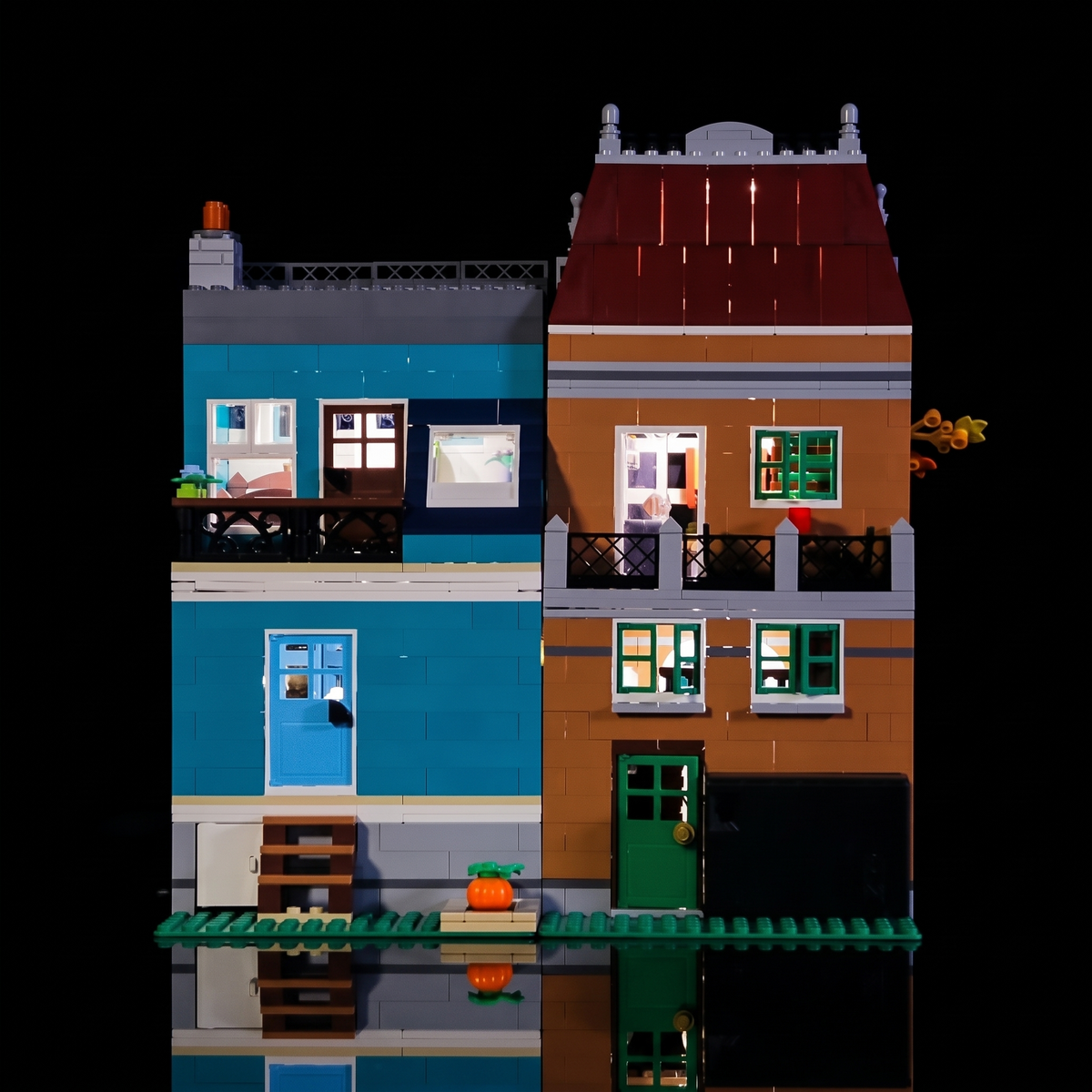 Rückansicht der LEGO Buchhandlung 10270 mit beleuchteten Räumen in Buchhandlung und Stadthaus