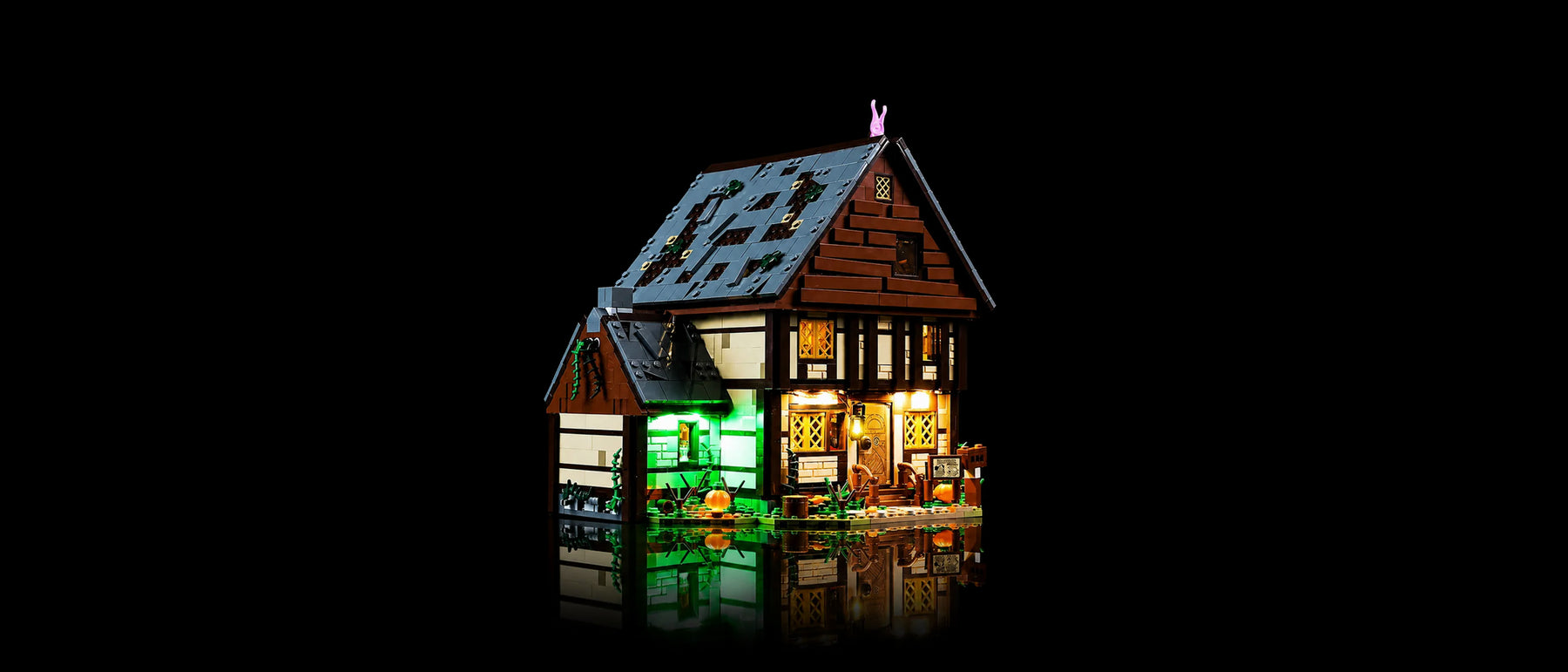 LED-Beleuchtungsset für LEGO® Disney Hocus Pocus: Das Hexenhaus der Sanderson-Schwestern #21341 — lit with the LED light kit