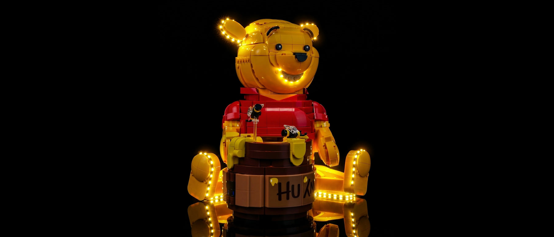 Kit LED pour LEGO® Winnie l'Ourson #43300 — lit with the LED light kit