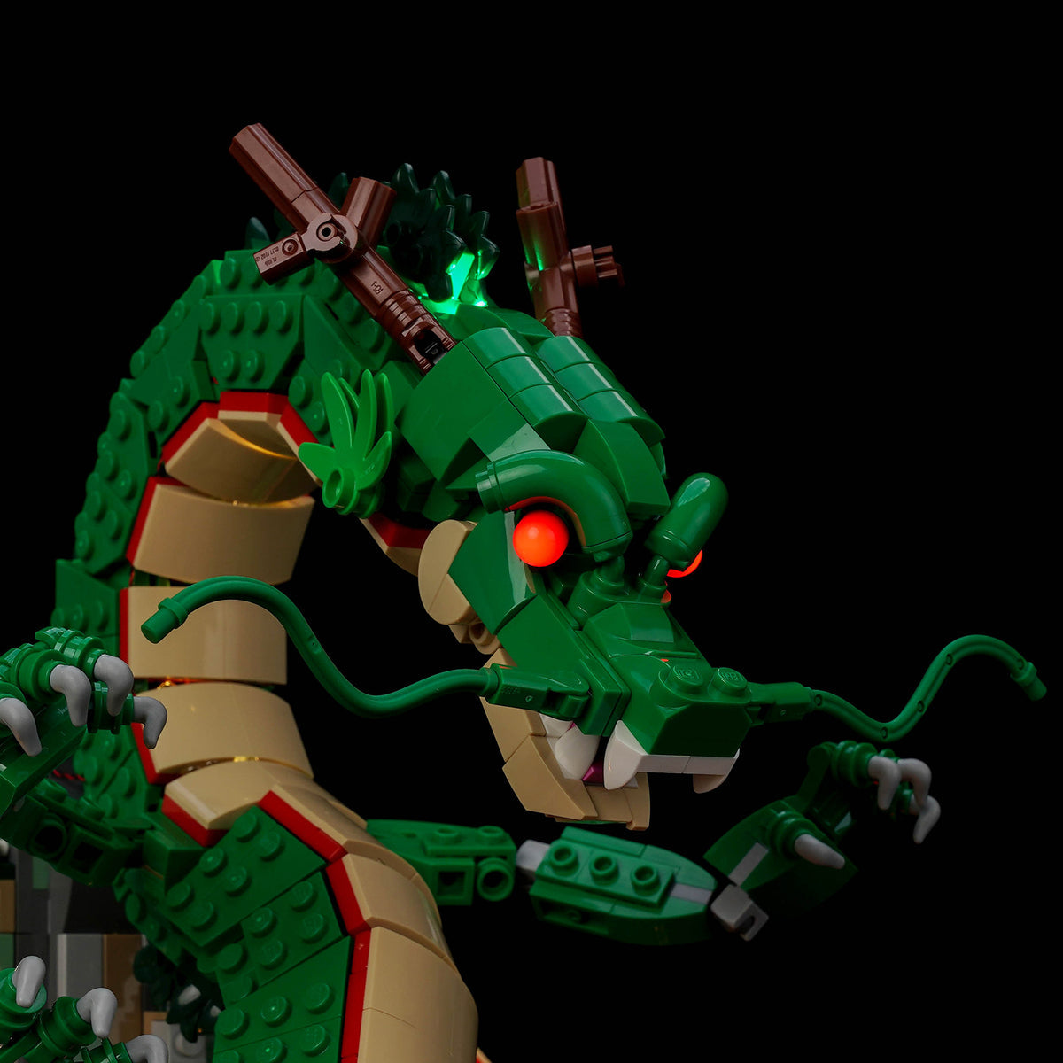 Close-up of Shenron’s red eye and green-lit head — LEGO® Dragon Ball: Shenron & Goku #11390, LED light kit
