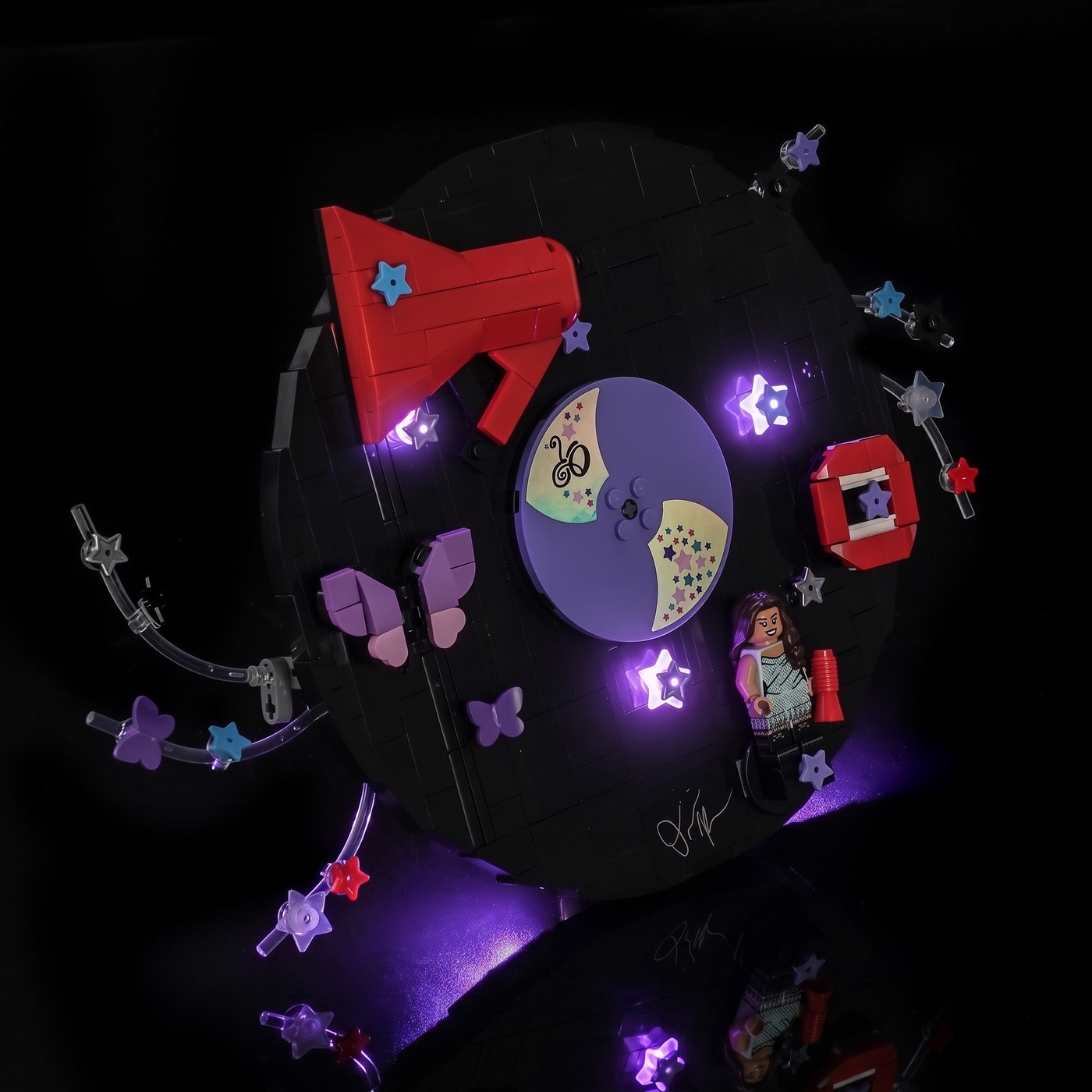 LEGO® Editions Olivia Rodrigo's Vinyl #43028 lighting effect on the build, with the premium LED light kit