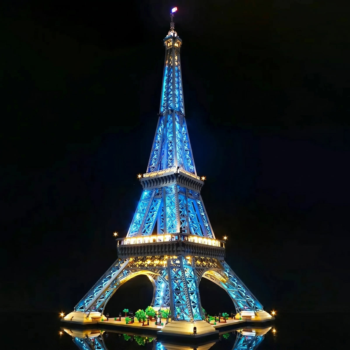 LEGO® Eiffel Tower #10307 — lighting effect on the build (USB-powered LED light kit)