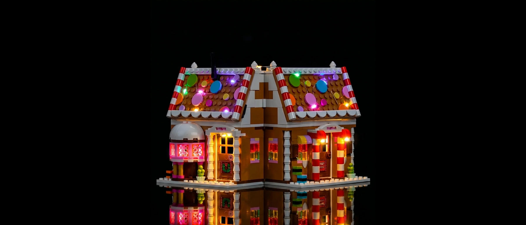 LED-Beleuchtungsset für LEGO® Weihnachtliches Lebkuchenhaus #40809 — lit with the LED light kit
