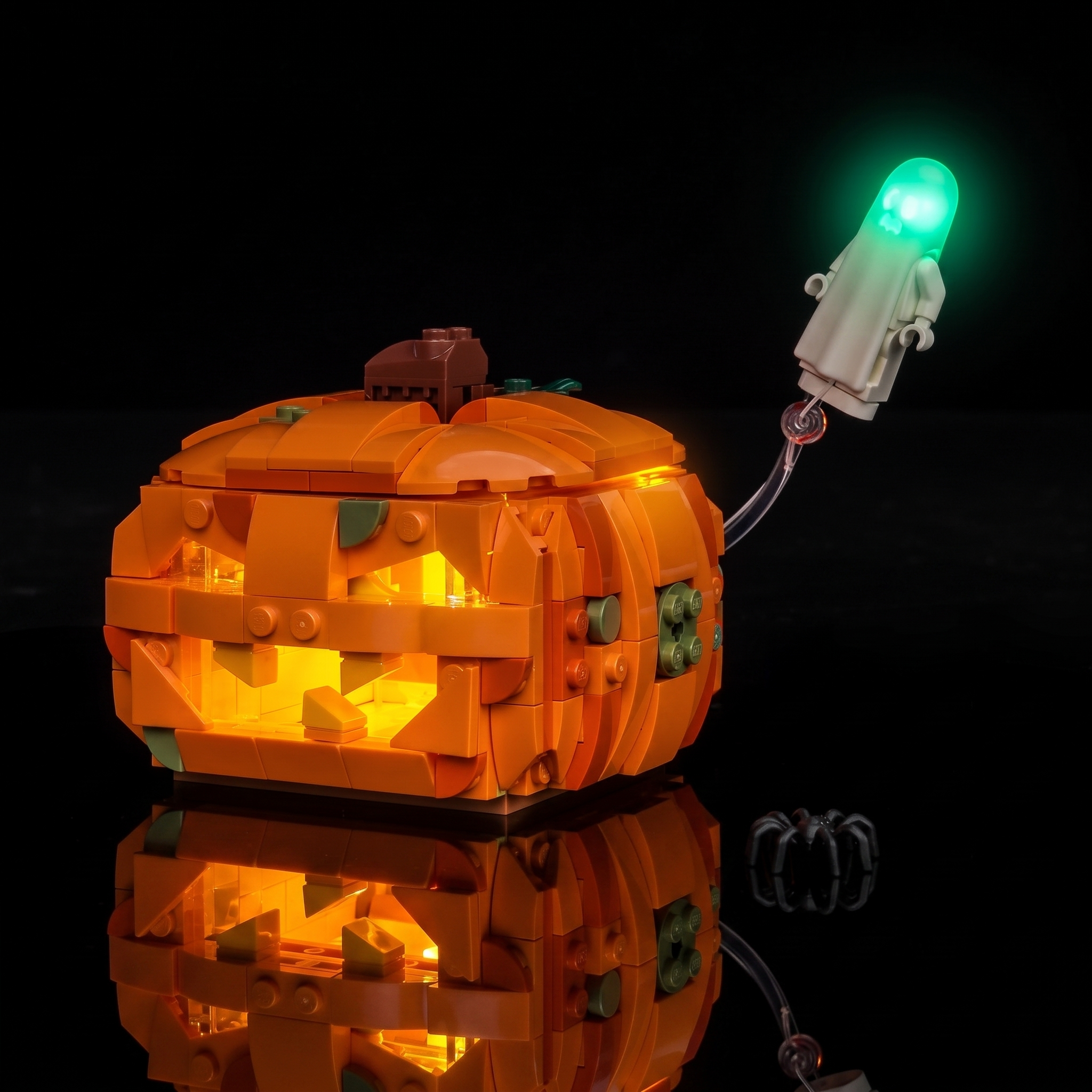LED lights for LEGO® Halloween Pumpkin Lantern #40872, close-up of the LED lighting detail