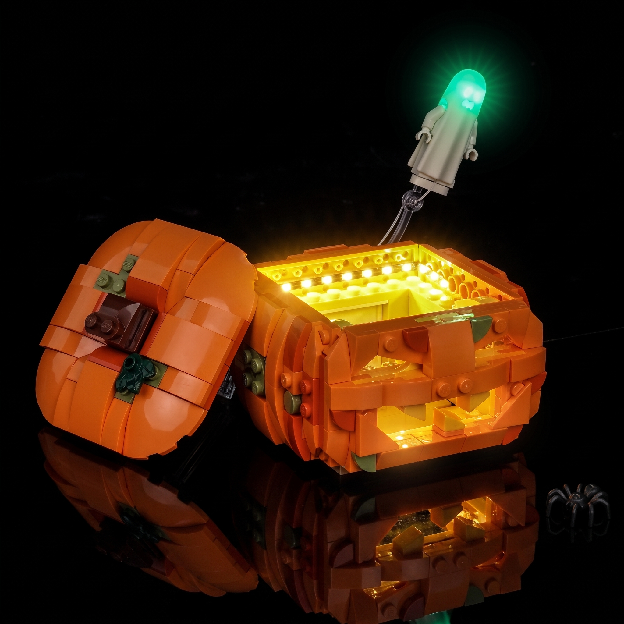 LEGO® Halloween Pumpkin Lantern #40872 lighting effect on the build, with the premium LED light kit