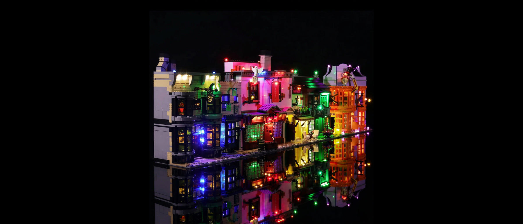 LED-Beleuchtungsset für LEGO® Winkelgasse #75978 — lit with the LED light kit