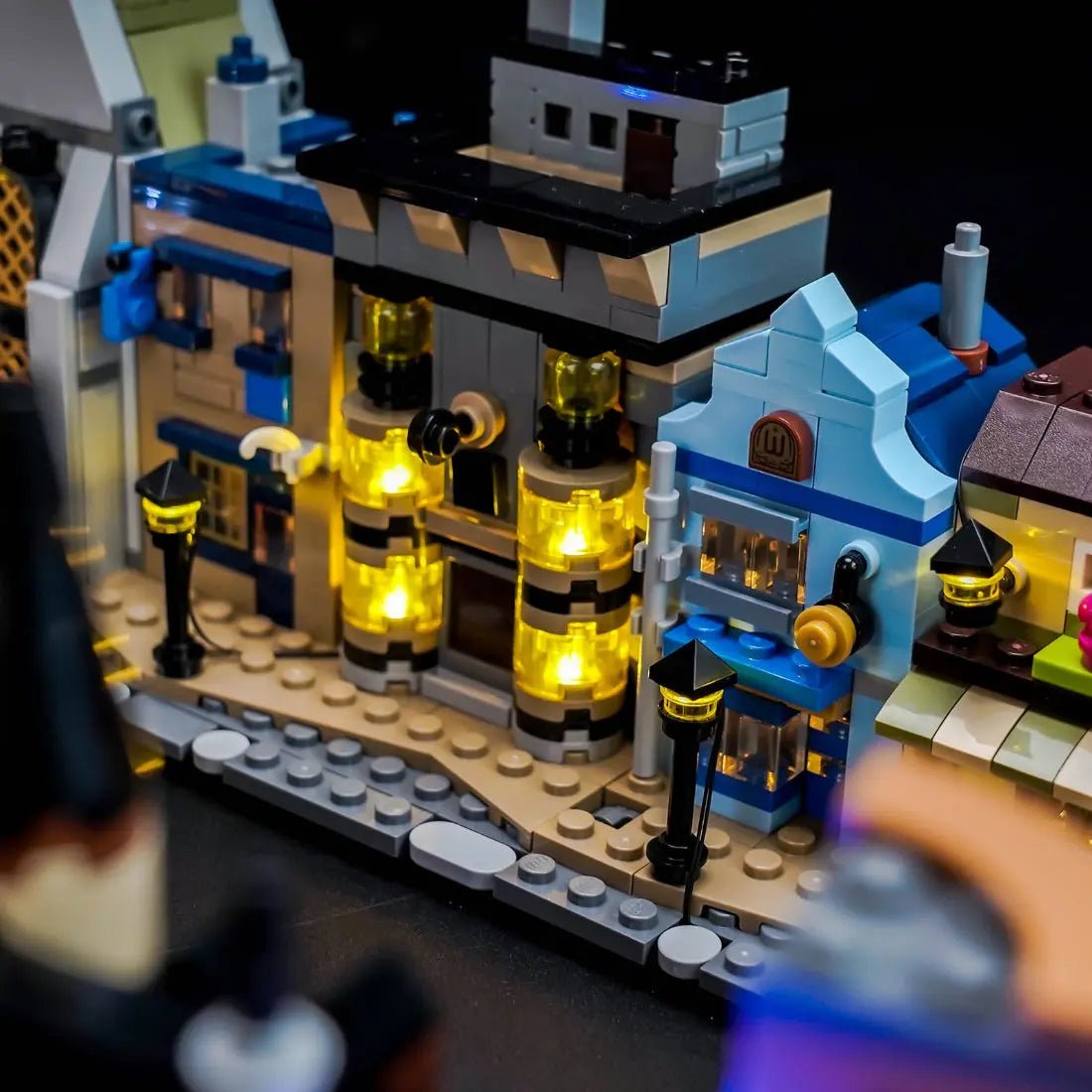 Light Kit LEGO Harry Potter Diagon Alley: Wizarding Shops #76444 display view