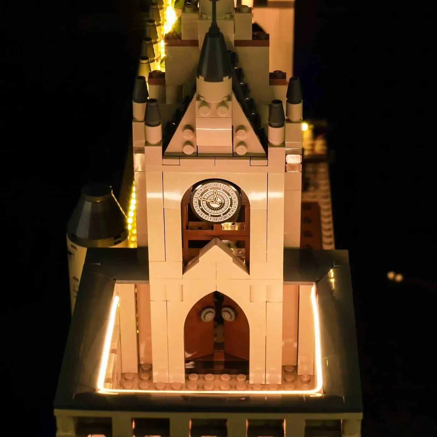 LEGO® Harry Potter Hogwarts Castle: The Great Hall #76435 — warm LED glow detail (LED lights)