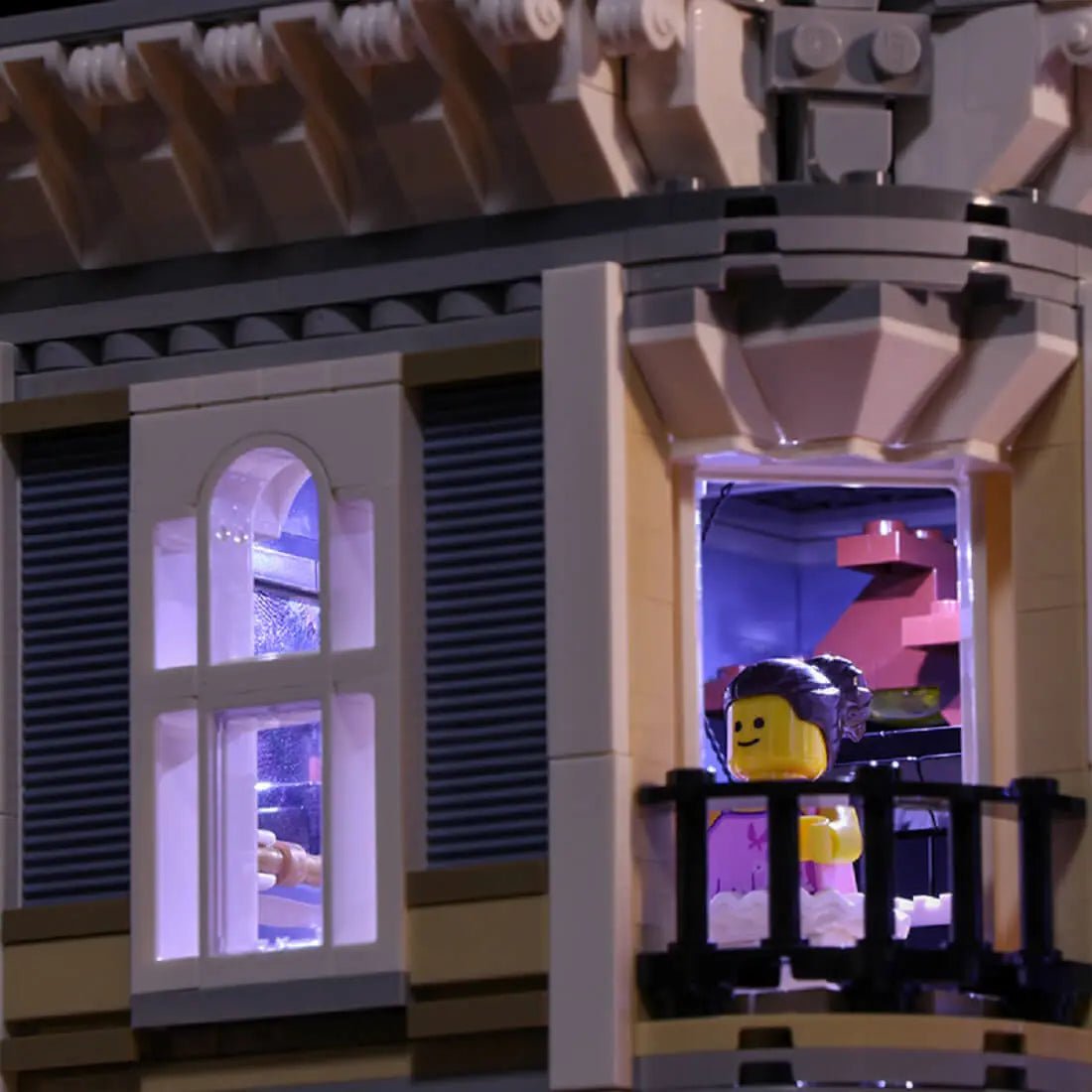 premium LED light kit for LEGO® Icons Assembly Square #10255, lighting effect on the build