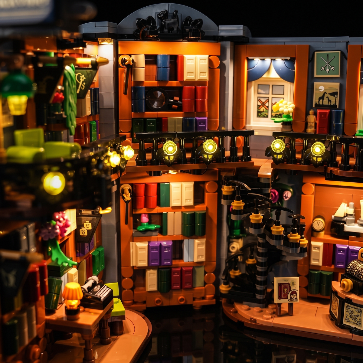 Gros plan sur les LED chaudes du balcon et des étagères du LEGO® La librairie : book nook #11379