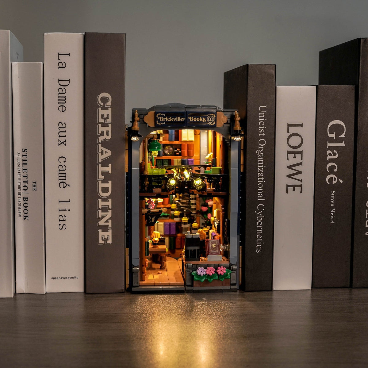 LEGO® Icons La librairie : book nook #11379 illuminé et fermé entre des livres sur une étagère