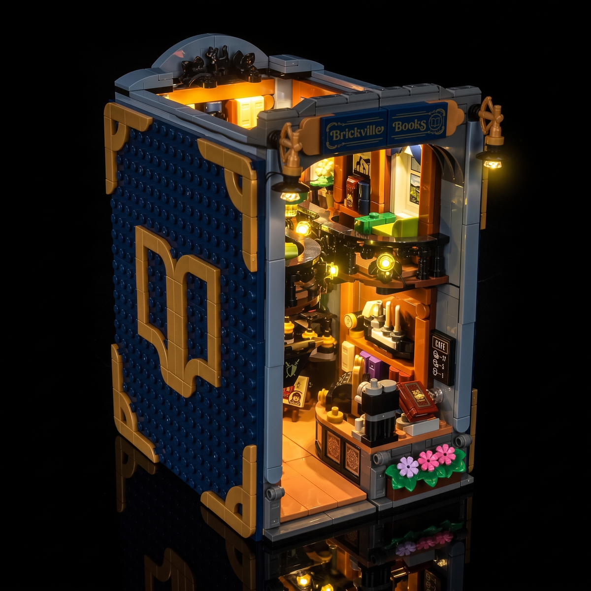 Vue avant gauche du LEGO® La librairie : book nook #11379 fermé avec intérieur et balcon éclairés en lumière chaude