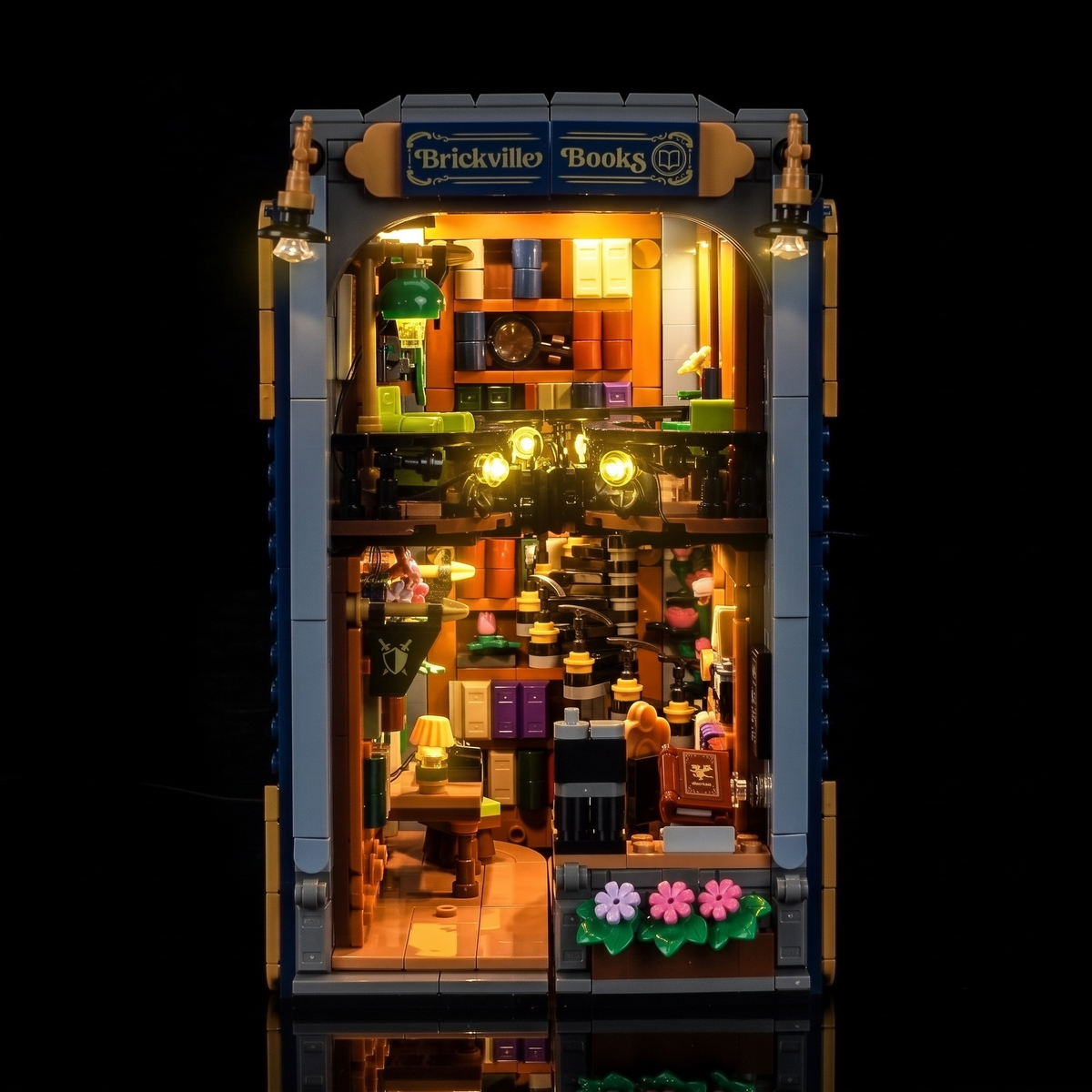 Vue fermée de face du LEGO® La librairie : book nook #11379 illuminé comme une librairie miniature accueillante