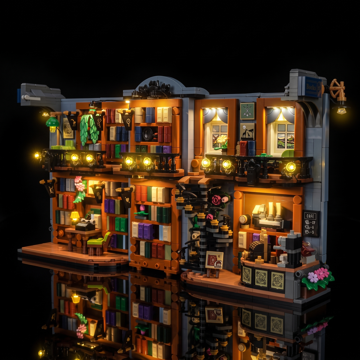 Vue avant gauche du LEGO® La librairie : book nook #11379 ouvert révélant des scènes de lecture et de café chaleureuses
